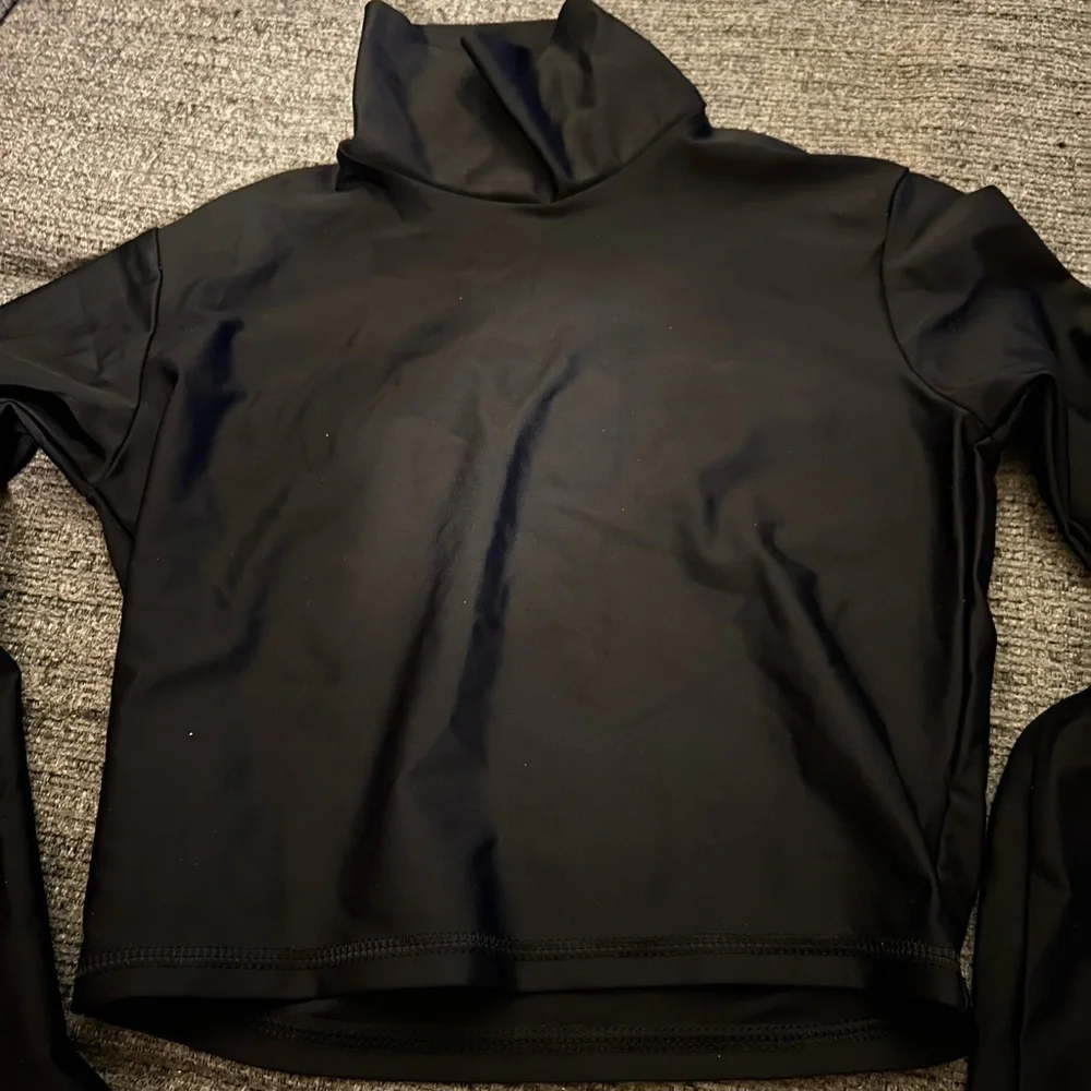 Salt Gypsy Black Long Sleeve Crop Rash Guard - Picture 4 of 5